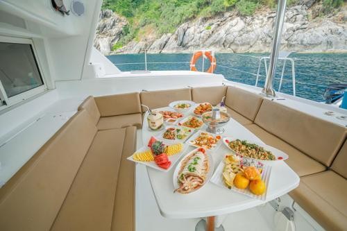 Lagoon 50ft 3